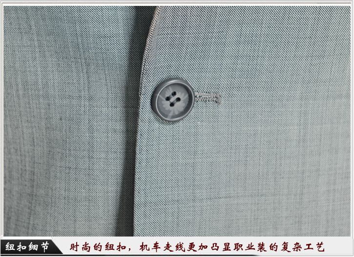 灰色平駁頭一?？勐殬I(yè)裝定制-紐扣細(xì)節(jié)展示，經(jīng)典的平駁頭衣領(lǐng)