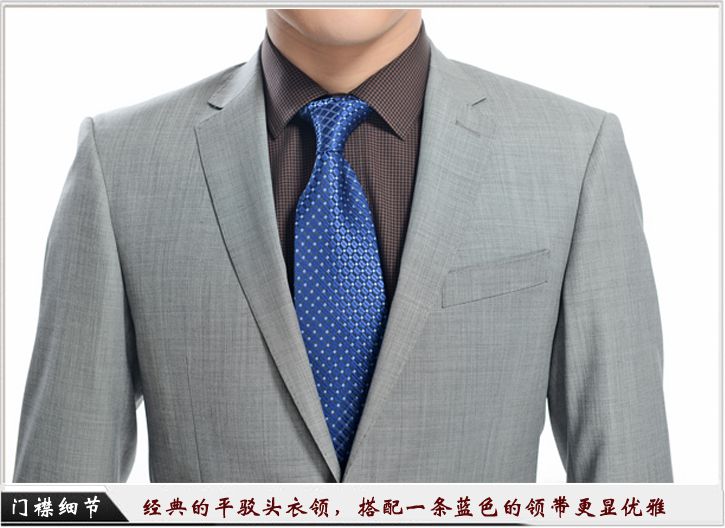 灰色平駁頭一?？勐殬I(yè)裝定制-門襟細(xì)節(jié)展示，經(jīng)典的平駁頭衣領(lǐng)